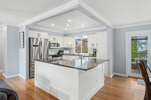 22715 124 Avenue, Maple Ridge, BC - Indoor Photo Showing Kitchen With Upgraded Kitchen