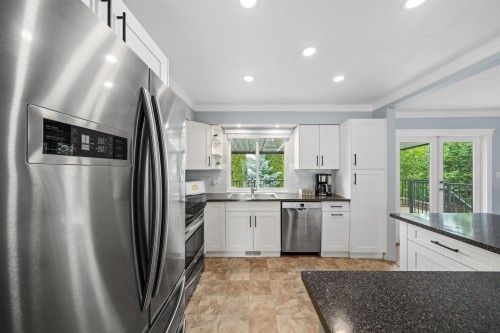 22715 124 Avenue, Maple Ridge, BC - Indoor Photo Showing Kitchen With Upgraded Kitchen