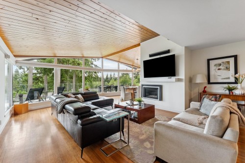 4375 Woodcrest Road, West Vancouver, BC - Indoor Photo Showing Living Room With Fireplace