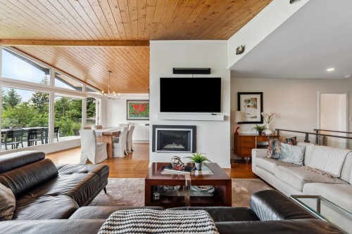 4375 Woodcrest Road, West Vancouver, BC - Indoor Photo Showing Living Room With Fireplace