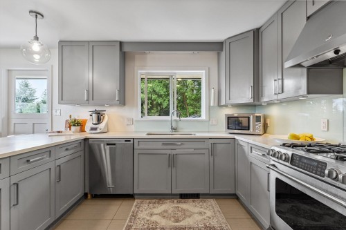 4375 Woodcrest Road, West Vancouver, BC - Indoor Photo Showing Kitchen With Upgraded Kitchen