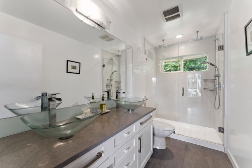 4375 Woodcrest Road, West Vancouver, BC - Indoor Photo Showing Bathroom