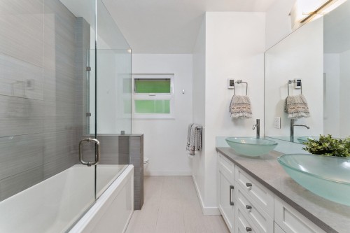 4375 Woodcrest Road, West Vancouver, BC - Indoor Photo Showing Bathroom