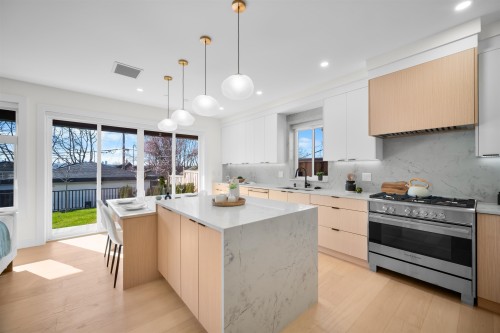 2-3576 Pender Street E, Vancouver, BC - Indoor Photo Showing Kitchen With Upgraded Kitchen