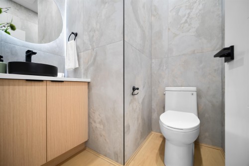 2-3576 Pender Street E, Vancouver, BC - Indoor Photo Showing Bathroom