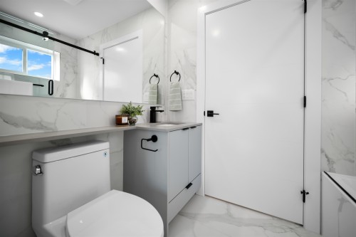 2-3576 Pender Street E, Vancouver, BC - Indoor Photo Showing Bathroom