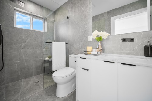 2-3576 Pender Street E, Vancouver, BC - Indoor Photo Showing Bathroom
