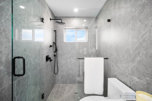 2-3576 Pender Street E, Vancouver, BC - Indoor Photo Showing Bathroom