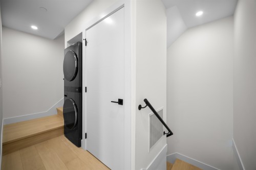 2-3576 Pender Street E, Vancouver, BC - Indoor Photo Showing Laundry Room