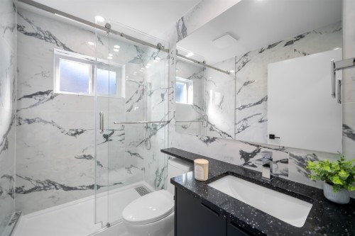 2-3576 Pender Street E, Vancouver, BC - Indoor Photo Showing Bathroom