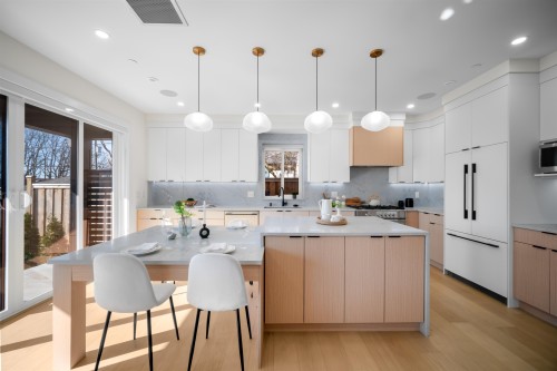 2-3576 Pender Street E, Vancouver, BC - Indoor Photo Showing Kitchen With Upgraded Kitchen