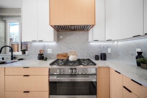 2-3576 Pender Street E, Vancouver, BC - Indoor Photo Showing Kitchen With Upgraded Kitchen