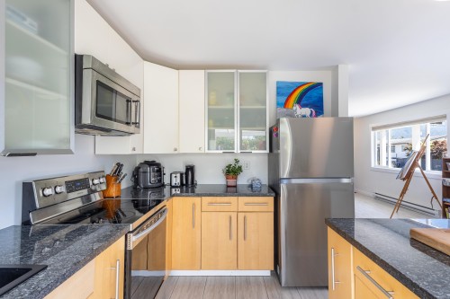 5605 Ocean Avenue, Sechelt, BC - Indoor Photo Showing Kitchen