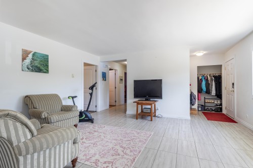 5605 Ocean Avenue, Sechelt, BC - Indoor Photo Showing Living Room
