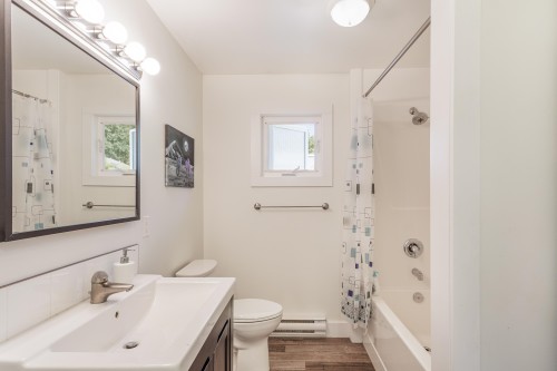 5605 Ocean Avenue, Sechelt, BC - Indoor Photo Showing Bathroom