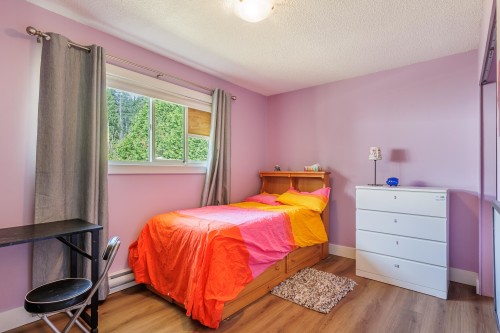 5605 Ocean Avenue, Sechelt, BC - Indoor Photo Showing Bedroom