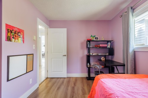 5605 Ocean Avenue, Sechelt, BC - Indoor Photo Showing Bedroom