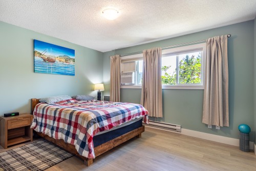 5605 Ocean Avenue, Sechelt, BC - Indoor Photo Showing Bedroom