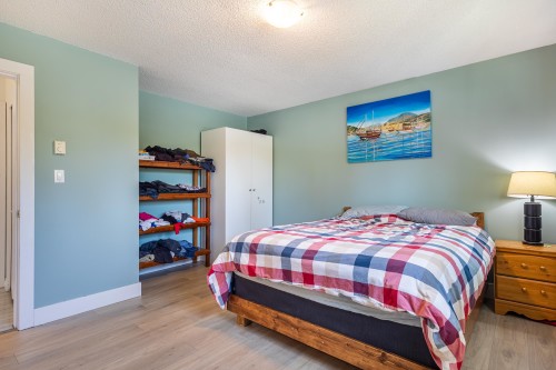 5605 Ocean Avenue, Sechelt, BC - Indoor Photo Showing Bedroom