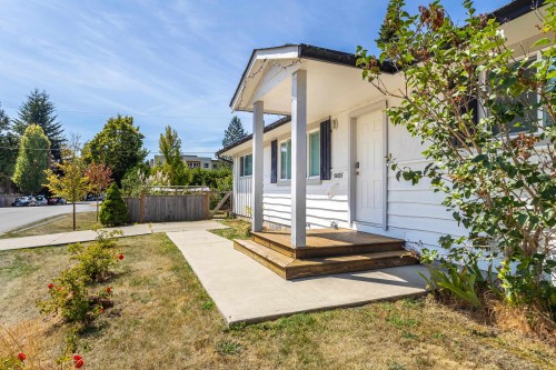 5605 Ocean Avenue, Sechelt, BC - Outdoor