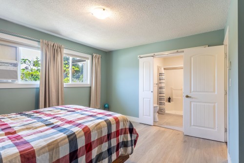 5605 Ocean Avenue, Sechelt, BC - Indoor Photo Showing Bedroom