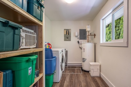 5605 Ocean Avenue, Sechelt, BC - Indoor Photo Showing Laundry Room