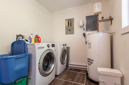5605 Ocean Avenue, Sechelt, BC - Indoor Photo Showing Laundry Room