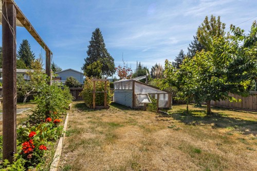 5605 Ocean Avenue, Sechelt, BC - Outdoor