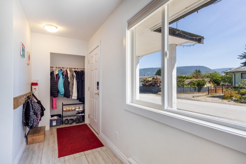 5605 Ocean Avenue, Sechelt, BC - Indoor