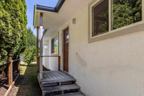 5605 Ocean Avenue, Sechelt, BC - Outdoor With Exterior