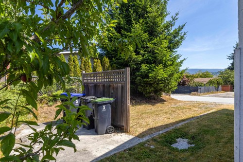 5605 Ocean Avenue, Sechelt, BC - Outdoor