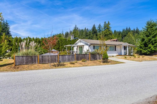 5605 Ocean Avenue, Sechelt, BC - Outdoor