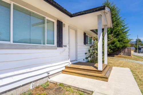 5605 Ocean Avenue, Sechelt, BC - Outdoor With Exterior
