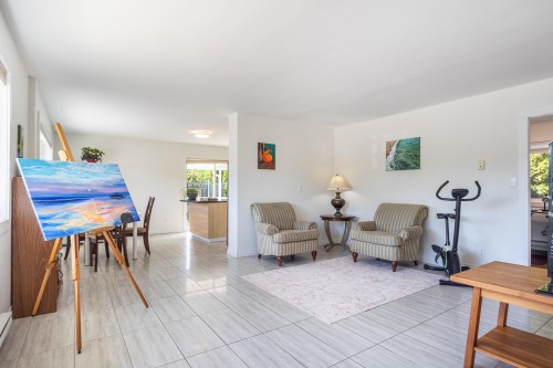 5605 Ocean Avenue, Sechelt, BC - Indoor Photo Showing Living Room
