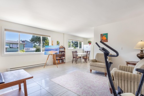 5605 Ocean Avenue, Sechelt, BC - Indoor Photo Showing Living Room