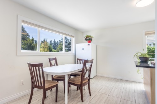 5605 Ocean Avenue, Sechelt, BC - Indoor Photo Showing Dining Room