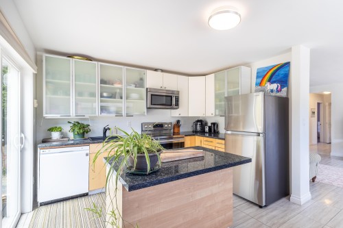 5605 Ocean Avenue, Sechelt, BC - Indoor Photo Showing Kitchen