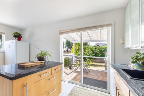 5605 Ocean Avenue, Sechelt, BC - Indoor Photo Showing Kitchen