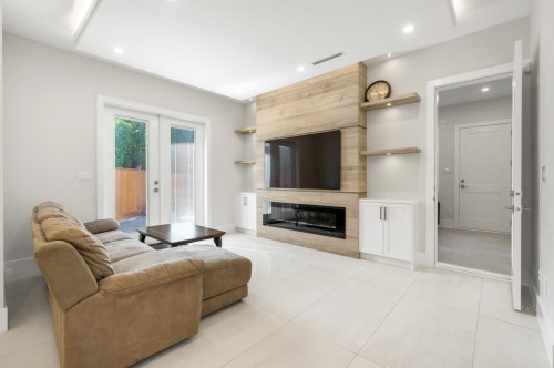 6591 Goldsmith Drive, Richmond, BC - Indoor Photo Showing Living Room With Fireplace