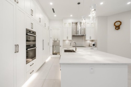6591 Goldsmith Drive, Richmond, BC - Indoor Photo Showing Kitchen With Upgraded Kitchen