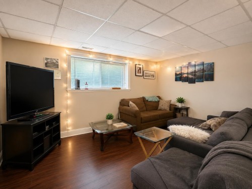 443 Mundy Street, Coquitlam, BC - Indoor Photo Showing Living Room