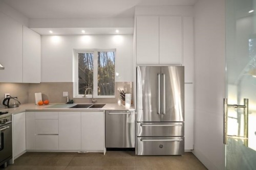 205 Kinsey Drive, Anmore, BC - Indoor Photo Showing Kitchen With Double Sink With Upgraded Kitchen
