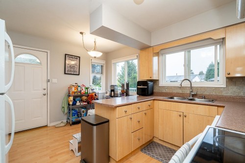 10080 Aintree Crescent, Richmond, BC - Indoor Photo Showing Kitchen With Double Sink