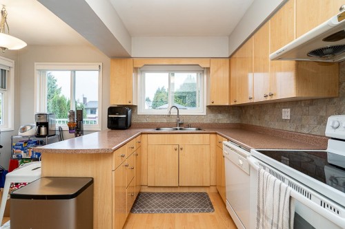 10080 Aintree Crescent, Richmond, BC - Indoor Photo Showing Kitchen With Double Sink