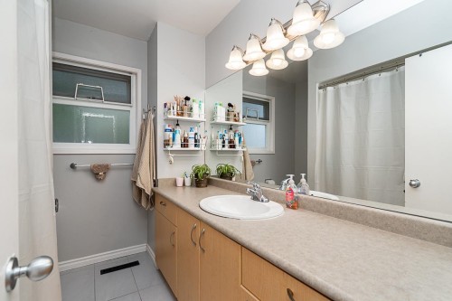 10080 Aintree Crescent, Richmond, BC - Indoor Photo Showing Bathroom