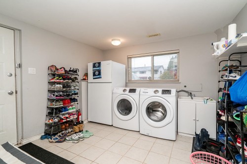10080 Aintree Crescent, Richmond, BC - Indoor Photo Showing Laundry Room