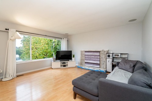 10080 Aintree Crescent, Richmond, BC - Indoor Photo Showing Living Room
