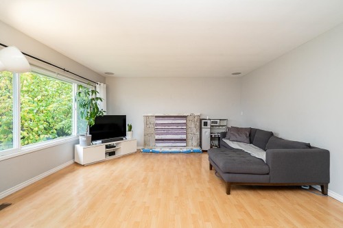10080 Aintree Crescent, Richmond, BC - Indoor Photo Showing Living Room