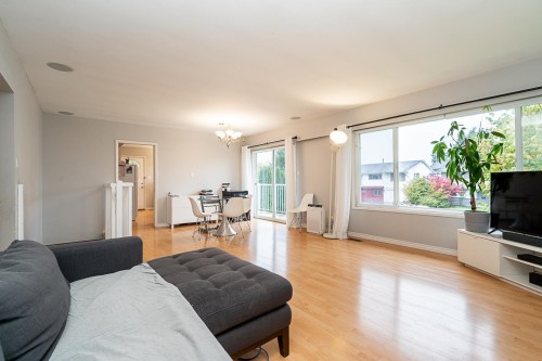 10080 Aintree Crescent, Richmond, BC - Indoor Photo Showing Living Room
