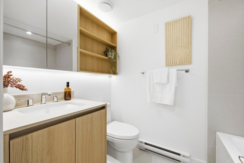 2408 12Th Avenue E, Vancouver, BC - Indoor Photo Showing Bathroom